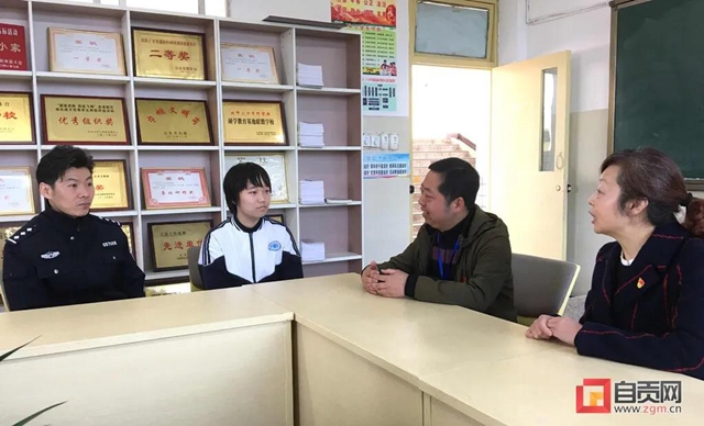 一个箭步冲了过去！自贡初中女生救下轻生男