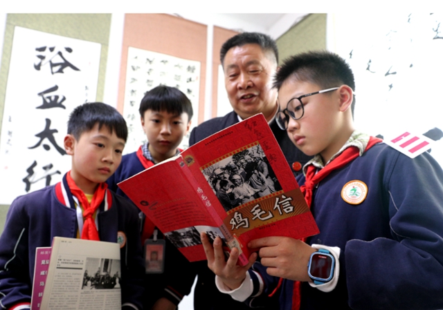 5000余件“红色藏品”!泸州纳溪68岁退休教师自办“家庭红色展”(图2) 5000余件“红色藏品”!泸州纳溪68岁退休教师自办“家庭红色展”(图2)