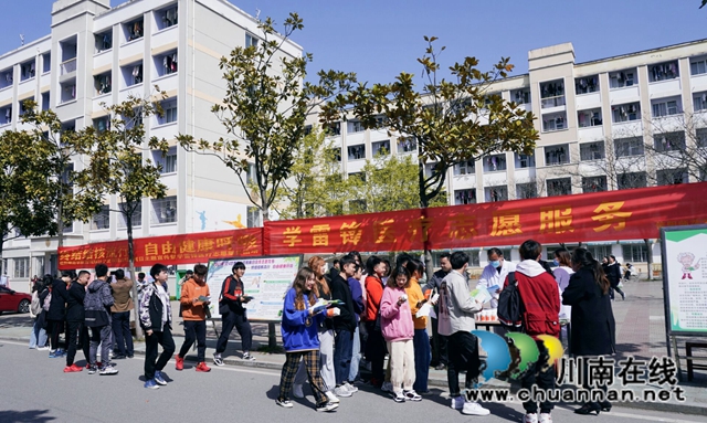 终结结核流行,自由健康呼吸!河南信阳师范学院学雷锋医疗志愿服务活动圆满结束(图4) 终结结核流行,自由健康呼吸!河南信阳师范学院学雷锋医疗志愿服务活动圆满结束(图4)