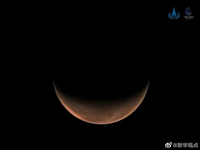 天问一号给火星拍了两张好美的照片！！！(图2)