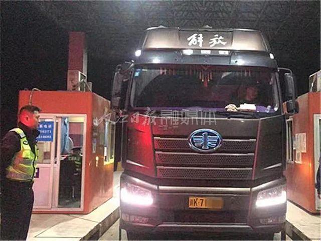 疯狂！一辆车就超重56吨多！内江交警一夜抓到8辆“百吨王”——