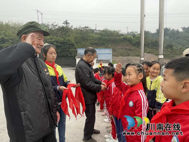 给“红领巾”讲党史 纳溪天仙镇八旬老党员发挥余热(图2)