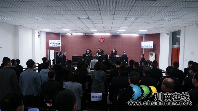 纳溪区法院公开开庭审理王洪涉嫌犯受贿罪一案