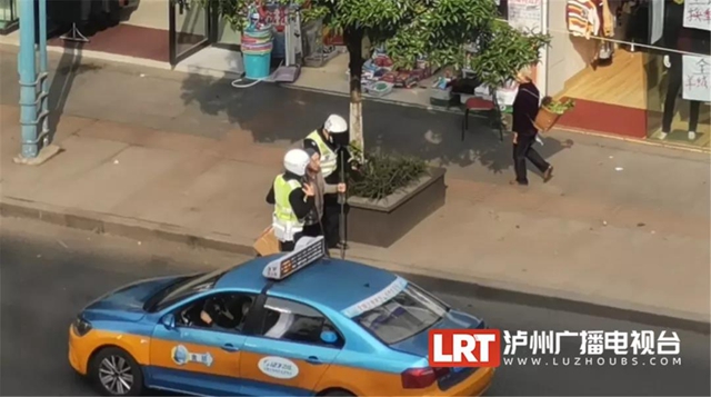 泸州：老人车流中步履蹒跚，交警挡车护送(图2)