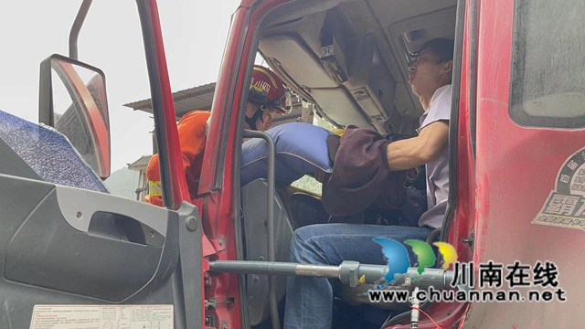 叙永：货车司机遇车祸被方向盘卡腿，消防16分钟破拆救人(图2)