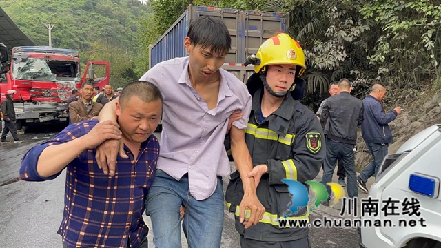 叙永：货车司机遇车祸被方向盘卡腿，消防16分钟破拆救人(图4)