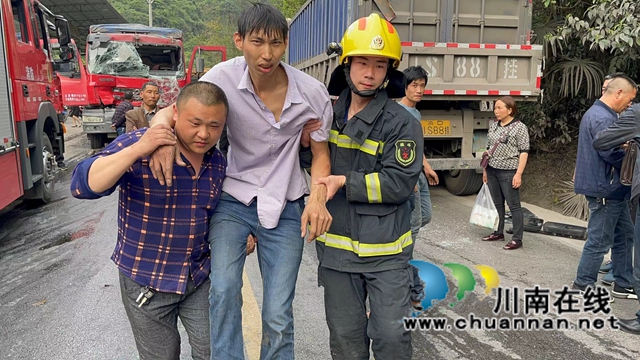 叙永：货车司机遇车祸被方向盘卡腿，消防16分钟破拆救人(图3)