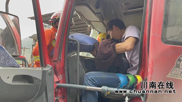 叙永：货车司机遇车祸被方向盘卡腿，消防16分钟破拆救人(图5)