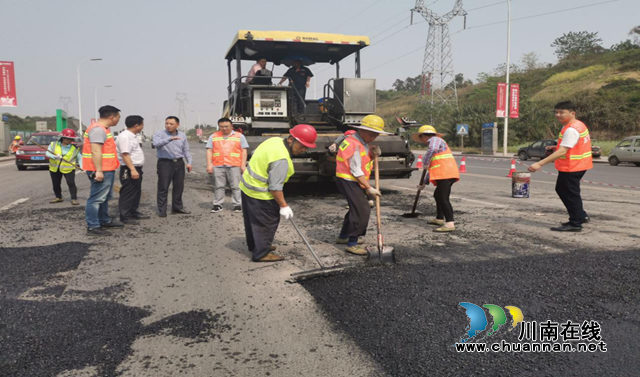 道路“救援”，城管在前！龙马潭区错峰作业保障酒博会道路畅通(图2)