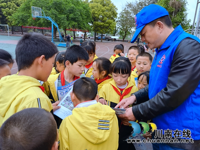 泸县立石镇:筑牢禁毒防线,守护校园净土(图2) 泸县立石镇:筑牢禁毒防线,守护校园净土(图2)