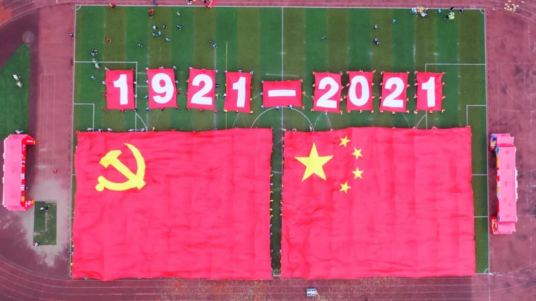 泸州十八中操场被这三种颜色占领！(图1)