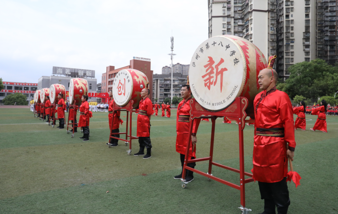 泸州十八中操场被这三种颜色占领！(图2)