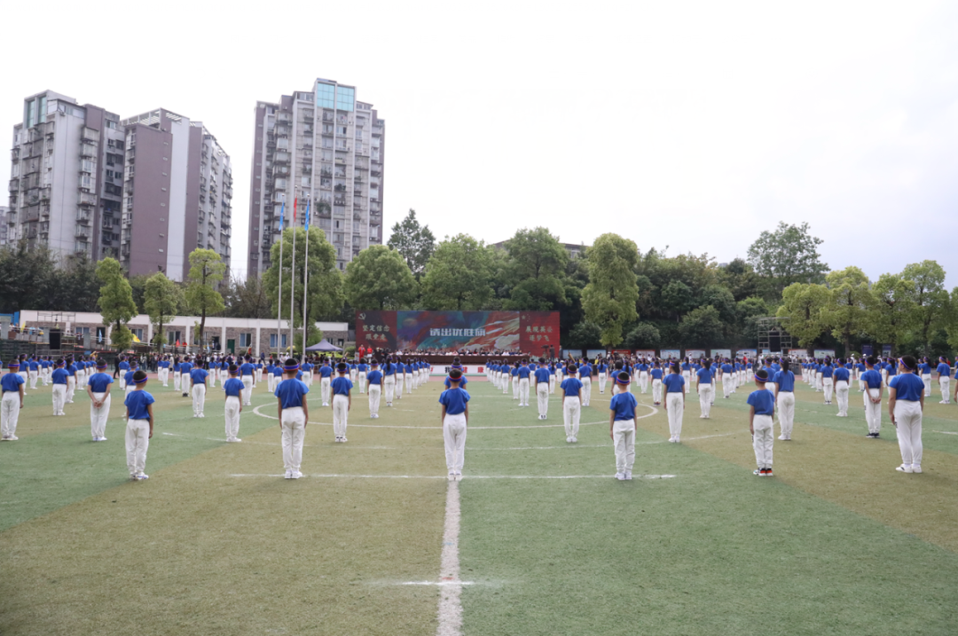 泸州十八中操场被这三种颜色占领！(图8)