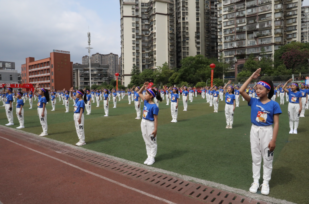 泸州十八中操场被这三种颜色占领！(图6)