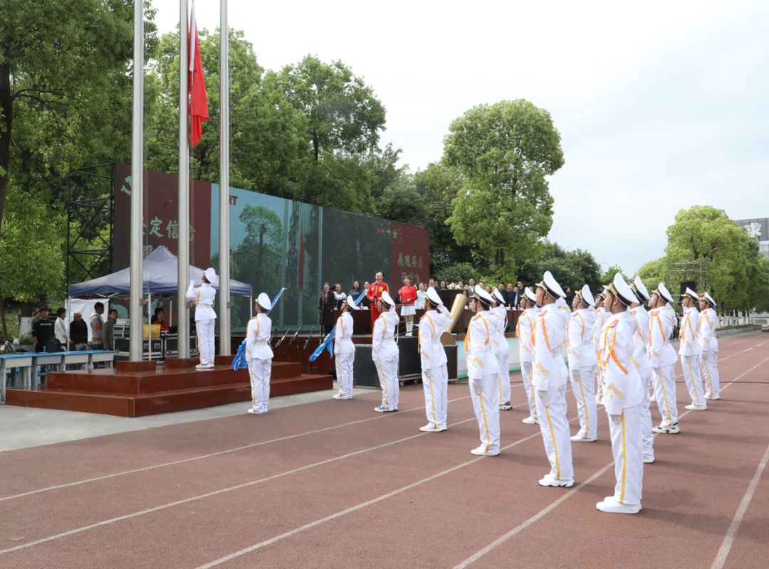 泸州十八中操场被这三种颜色占领！(图5)