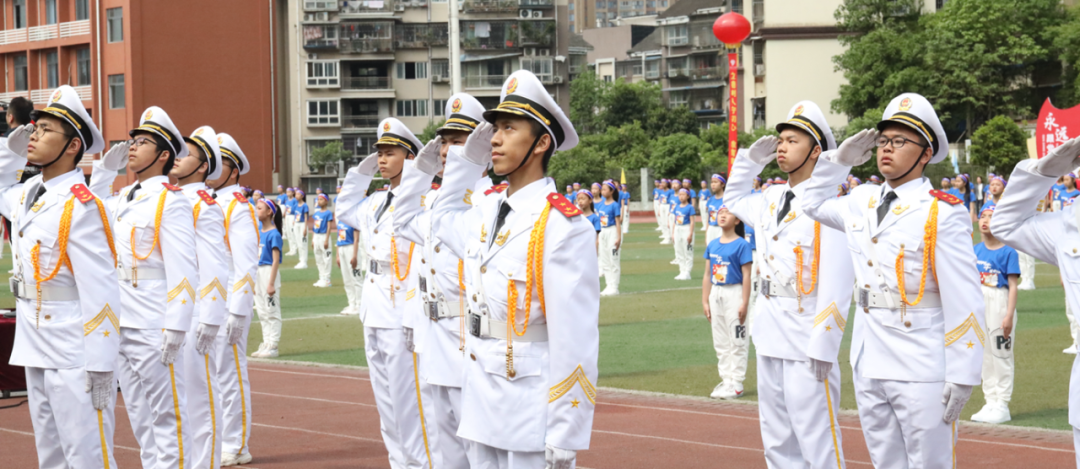 泸州十八中操场被这三种颜色占领！(图7)