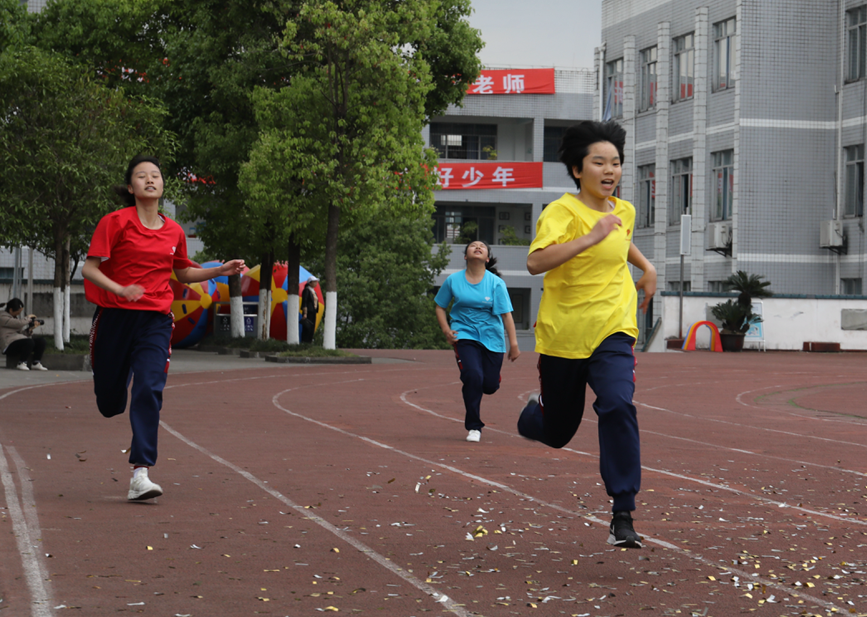 泸州十八中操场被这三种颜色占领！(图16)