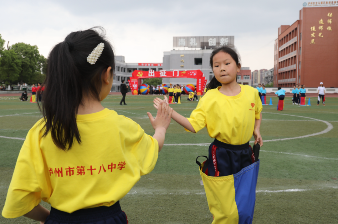 泸州十八中操场被这三种颜色占领！(图18)