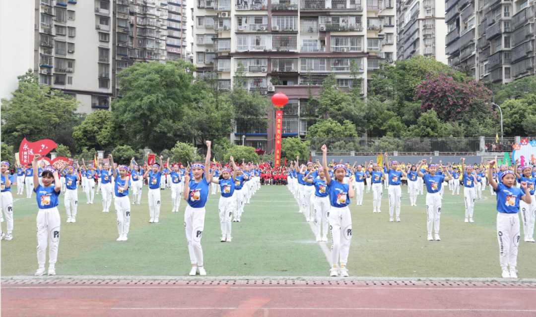 泸州十八中操场被这三种颜色占领！(图13)