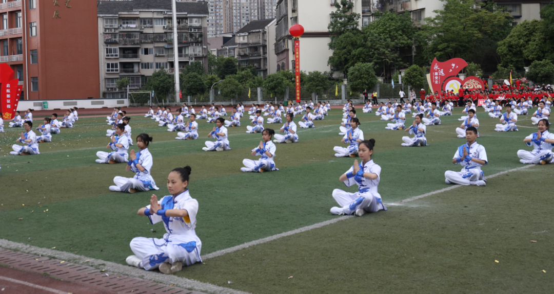 泸州十八中操场被这三种颜色占领！(图20)