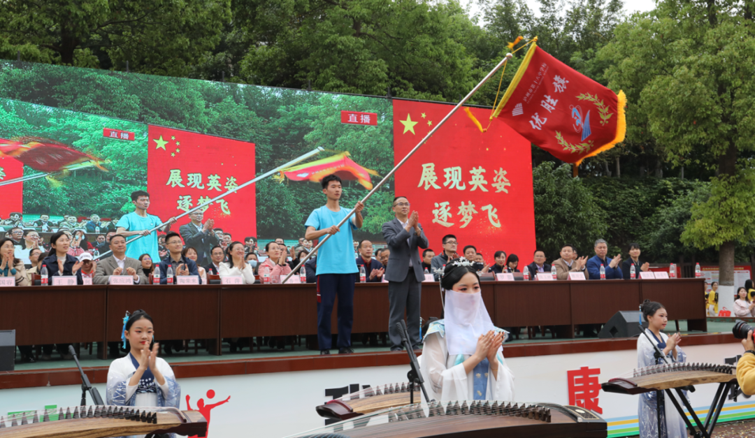 泸州十八中操场被这三种颜色占领！(图36)