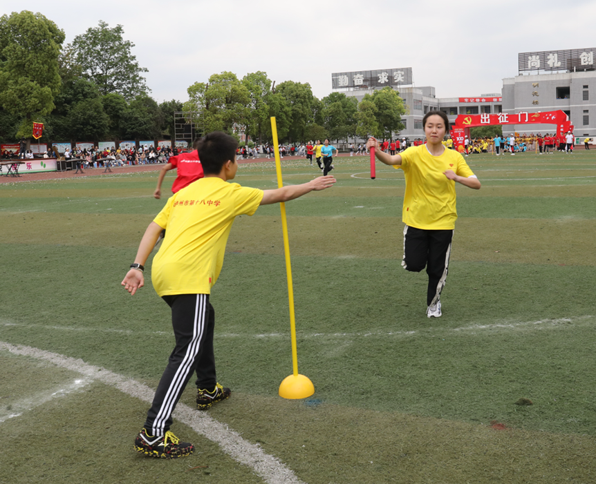 泸州十八中操场被这三种颜色占领！(图35)