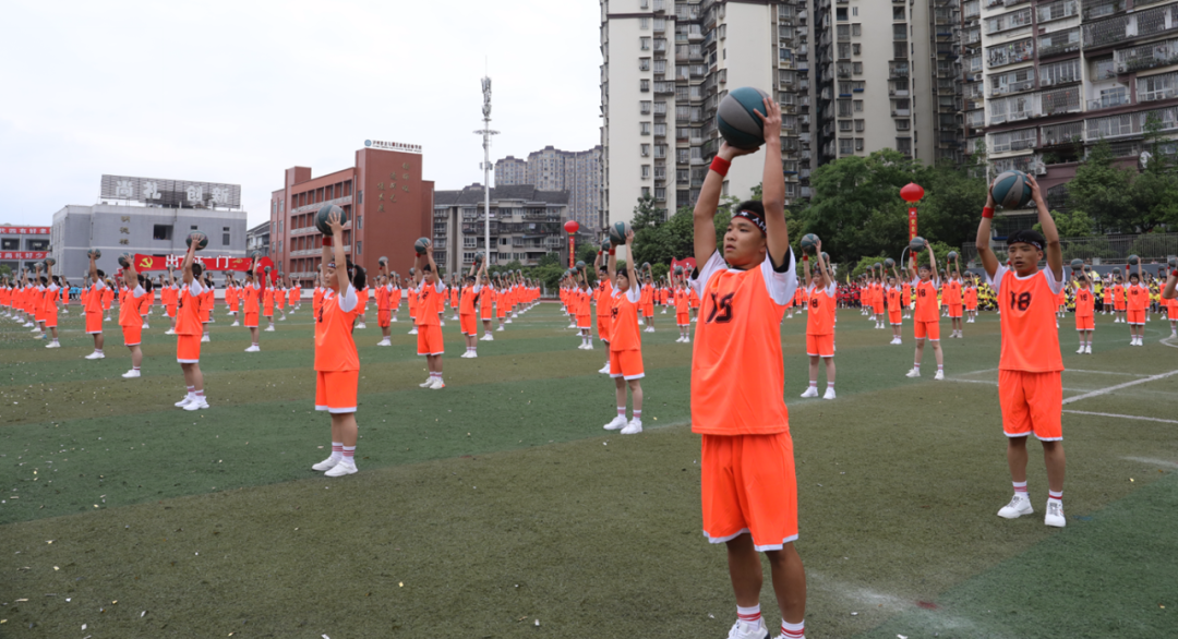 泸州十八中操场被这三种颜色占领！(图30)