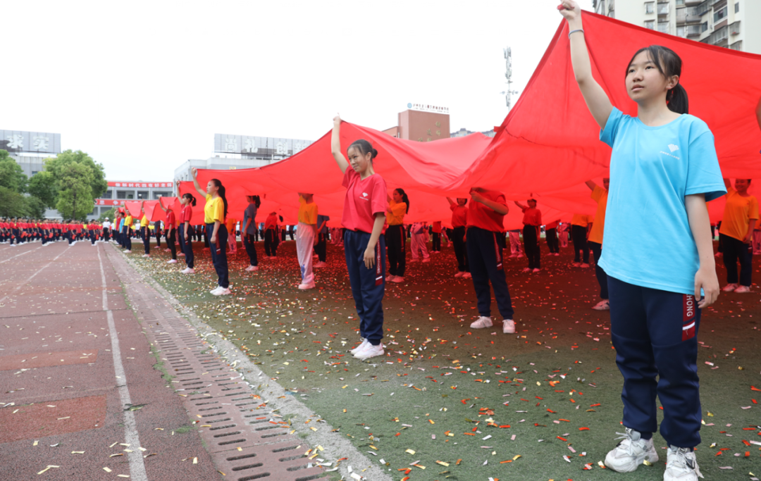 泸州十八中操场被这三种颜色占领！(图39)