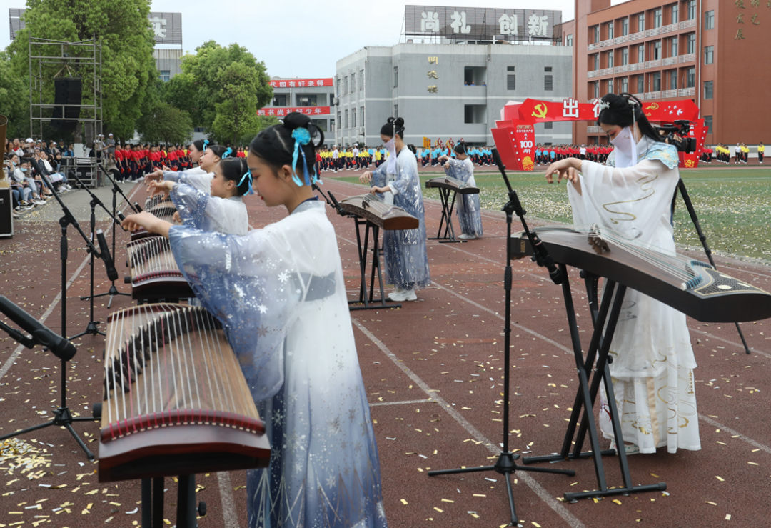 泸州十八中操场被这三种颜色占领！(图38)