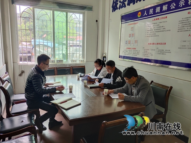 泸县禁毒委到百和镇督导禁毒主题莲枪舞准备工作