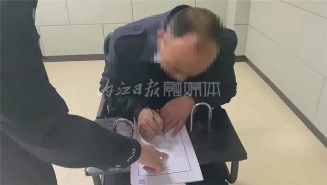 威远首例!一醉酒男子因“袭警罪”被刑拘(图2) 威远首例!一醉酒男子因“袭警罪”被刑拘(图2)