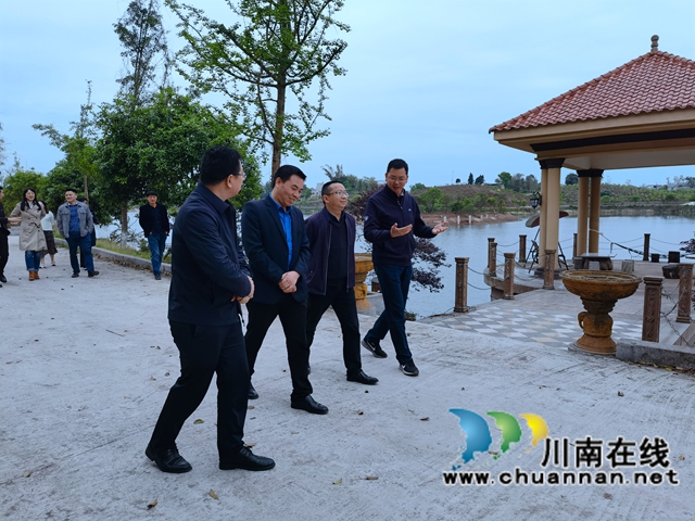 省扶贫开发局到泸县立石镇调研移民后期扶持直发直补资金“一卡通”精准管理工作(图2) 省扶贫开发局到泸县立石镇调研移民后期扶持直发直补资金“一卡通”精准管理工作(图2)