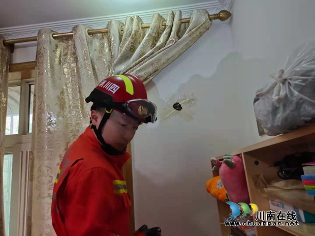 泸州一小区住宅上演“蛇出没”，消防队员巧妙捉蛇放生(图4)