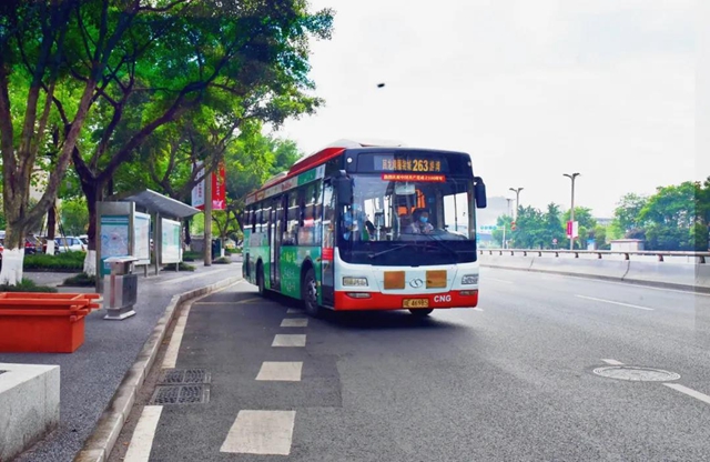 泸州市主城区新改造26座港湾式公交车站(图2)