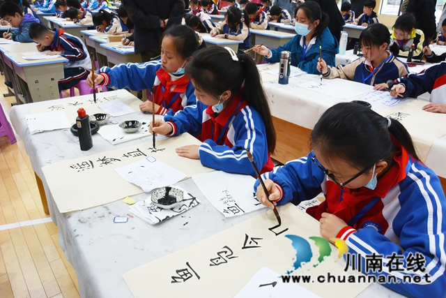 叙永县举行书法大赛，300名小选手泼墨挥毫献礼建党百年(图3)