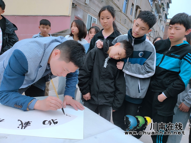 合江县政协美术家协会送艺术下乡到九支中学(图1)