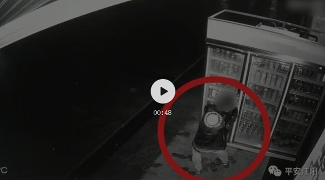 天赋用错了地方！泸州小偷动作神似默剧表演……(图1)