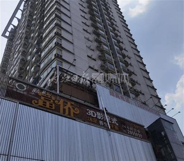 来硬的!内江城区强拆10块街头违规广告大牌(图1) 来硬的!内江城区强拆10块街头违规广告大牌(图1)