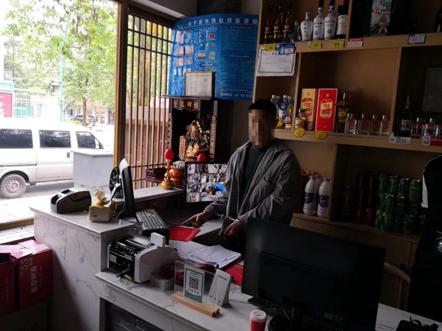 太牛了！宜宾民警一路狂追盗贼！小偷都跑吐了(图2)