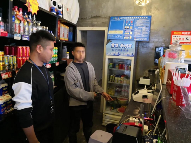 太牛了！宜宾民警一路狂追盗贼！小偷都跑吐了(图7)