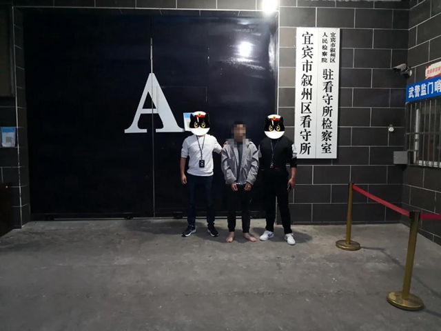 太牛了！宜宾民警一路狂追盗贼！小偷都跑吐了(图8)