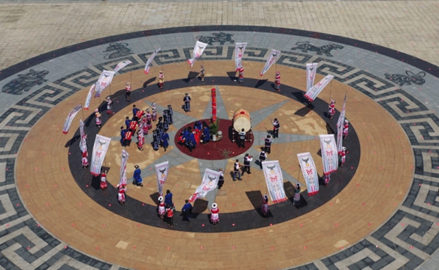 一睹为快！宜宾万人“踩花山” 场面超震撼(图4)