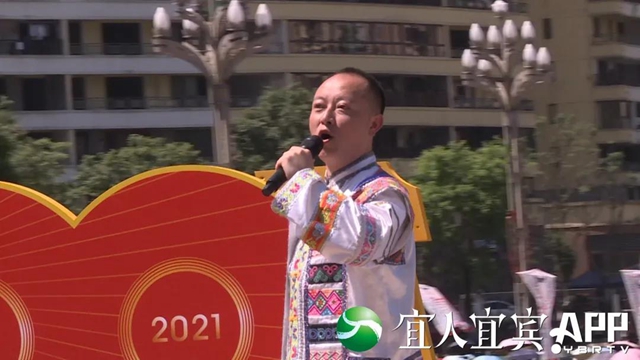 一睹为快！宜宾万人“踩花山” 场面超震撼(图3)