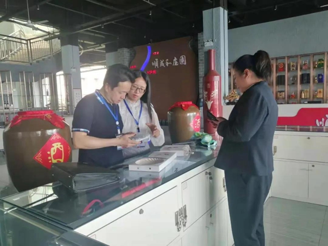 食品安不安全?加油机准不准?游乐设备能不能坐?节前,泸州市场监管人员替您查了!(图9) 食品安不安全?加油机准不准?游乐设备能不能坐?节前,泸州市场监管人员替您查了!(图9)