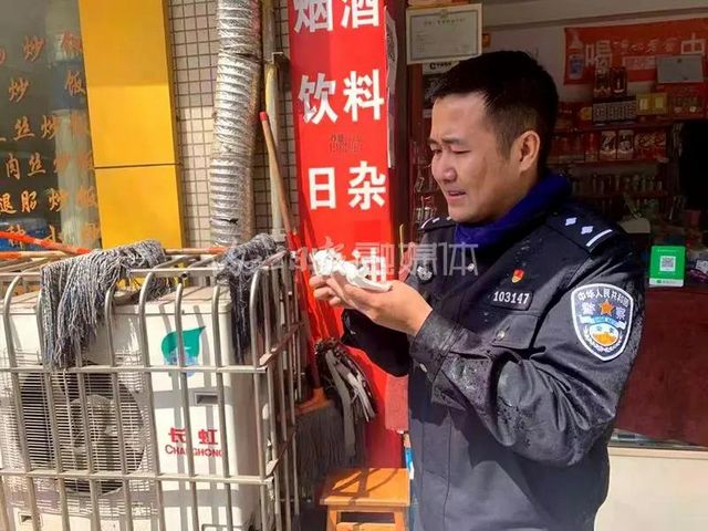 炼油“开小差”酿祸！内江东兴城区一餐馆厨房失火(图2)