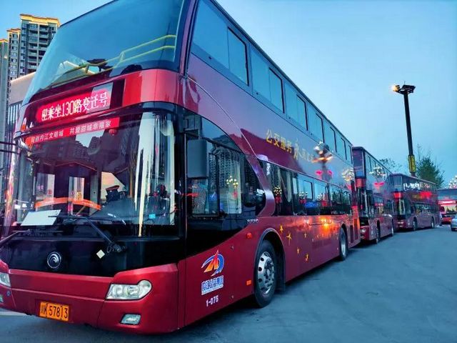 熊猫号、汉服号、美食号…内江惊现8辆奇特的公交车！(图2)