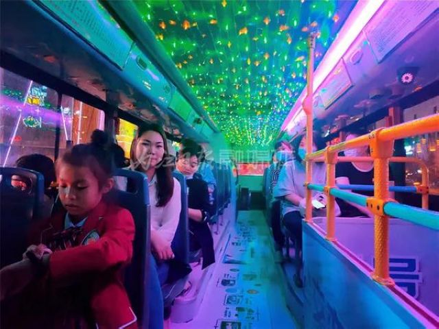 熊猫号、汉服号、美食号…内江惊现8辆奇特的公交车！(图11)