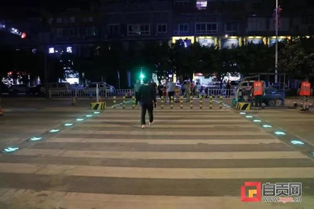 自贡第一条“发光斑马线”落地荣县(图1)