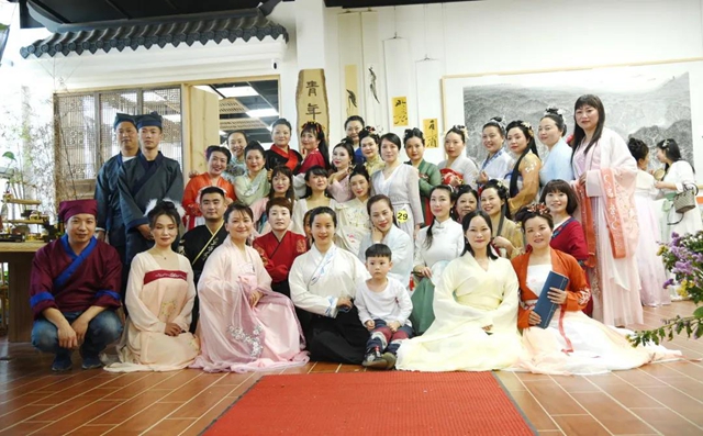 酒城女创联盟携手青年画社：传承传统文化，展示古韵空间(图2)