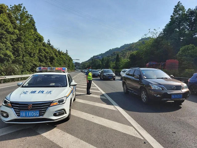 你贡献了多少？四川“五一”大数据：超1700万辆次车上高速；4天消费18.2亿元(图1)